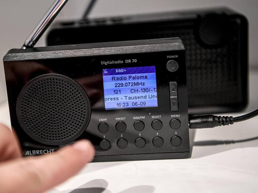 Ein eingeschaltetes Digitalradio auf einem Tisch