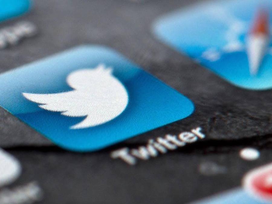 Das Display eines Smartphones zeigt das Icon des Kurznachrichtendienstes Twitter. Foto: Soeren Stache/dpa