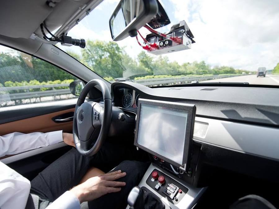 VW-Chef Herbert Diess sieht autonomes Fahren als die Zukunft der Mobilität an. Foto: Daniel Naupold/dpa