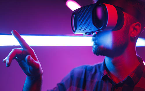 Ein junger Mann mit einer Virtual-Reality-Brille