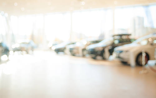 Verschwommener Blick in ein Autohaus