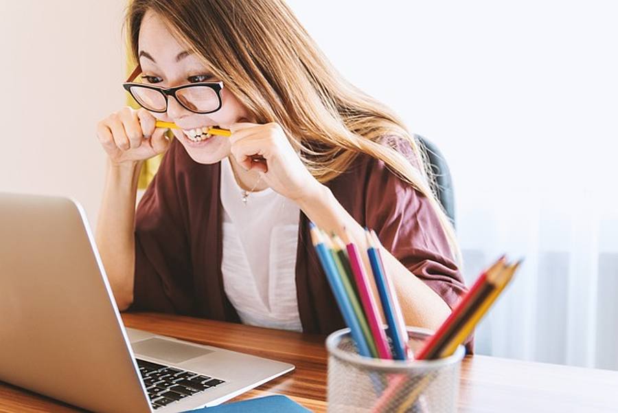 Frau schaut auf Notebook-Display