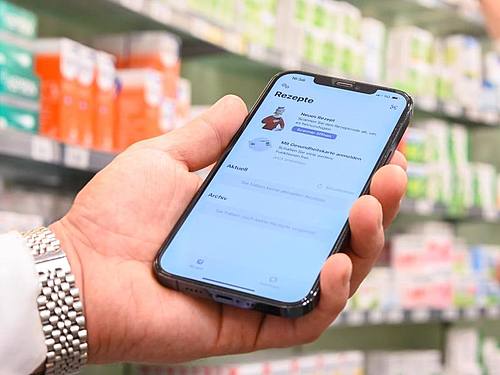 Die geöffnete App Das E-Rezept auf einem Smartphone. Foto: Mohssen Assanimoghaddam/dpa