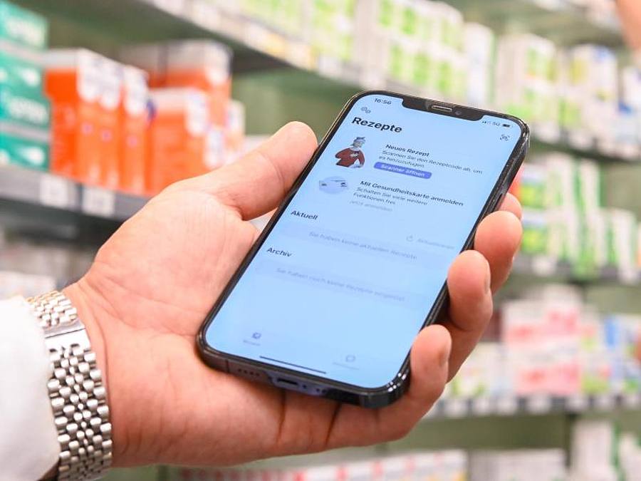 Die geöffnete App Das E-Rezept auf einem Smartphone. Foto: Mohssen Assanimoghaddam/dpa