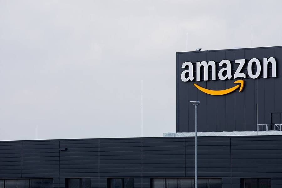 Das Logo von Amazon ist an einem Logistikzentrum des Versandhändlers Amazon zu sehen.