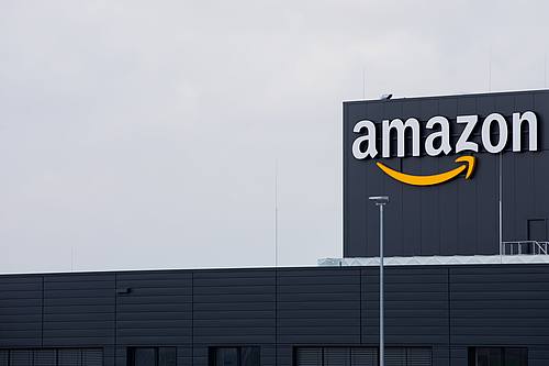 Das Logo von Amazon ist an einem Logistikzentrum des Versandhändlers Amazon zu sehen.