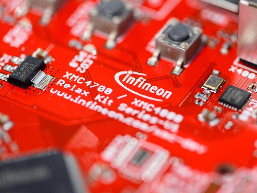 Das Logo von Infineon ist auf der Platine eines Mikrocontroller-Kits zu sehen. Foto: Matthias Balk/dpa/Archivbild