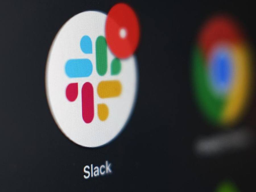Das Symbol von Slack leuchtet auf einem Computerbildschirm. Foto: Kiichiro Sato/AP/dpa