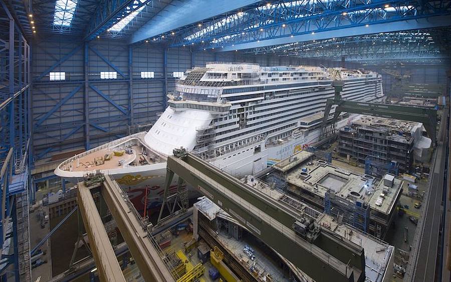 Die Norwegian Joy im Baudock der Meyer Werft