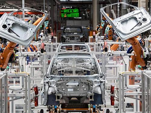 Im Karosseriebau des Volkswagen-Werkes in Sachsen montieren Roboter die Türen des VW ID.3. 