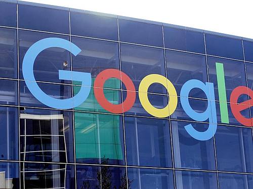 Das Google-Logo an der Fassade des Hauptsitzes des Mutterkonzerns Alphabet in Mountain View. Foto: Jeff Chiu/AP/dpa