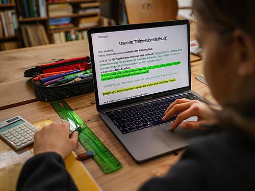 Die digitale Bildung steht für eine Mehrheit in Deutschland laut einer Umfrage ganz oben auf der Wunschliste. Foto: Ulrich Perrey/dpa