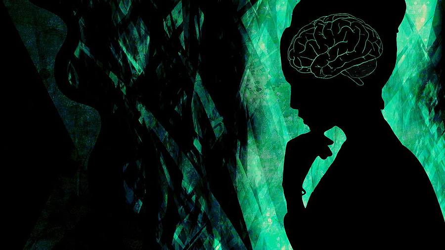 Frauenkopf vor technisch wirkendem Hintergrund