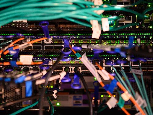 Die Rückseite eines Hochleistungscomputers. Foto: Sebastian Gollnow/dpa