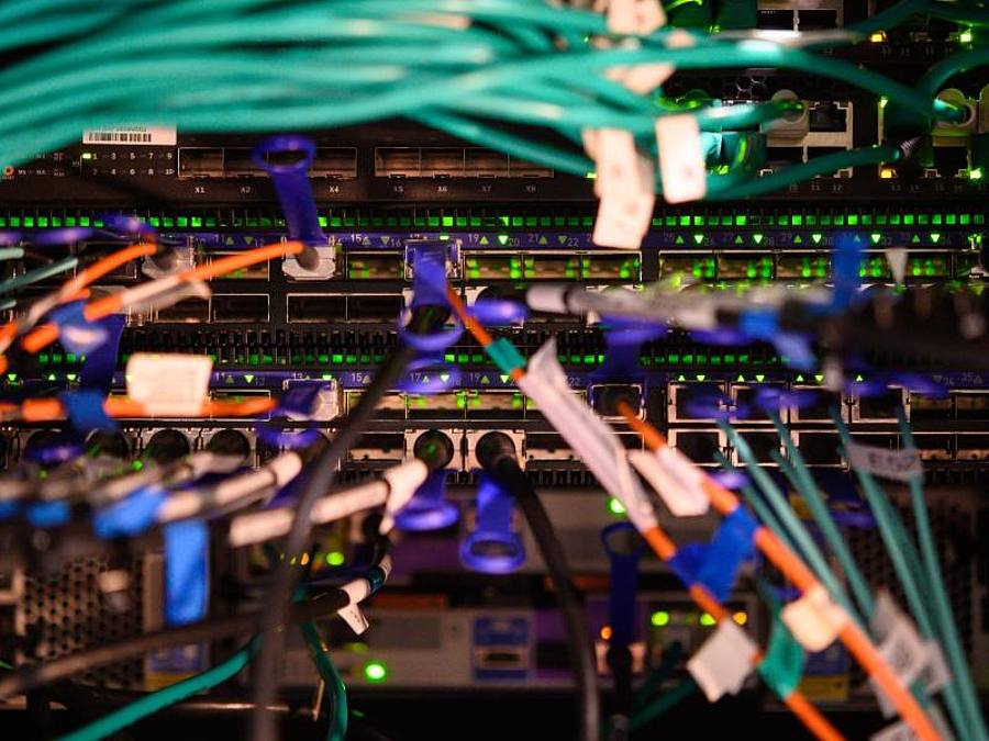 Die Rückseite eines Hochleistungscomputers. Foto: Sebastian Gollnow/dpa