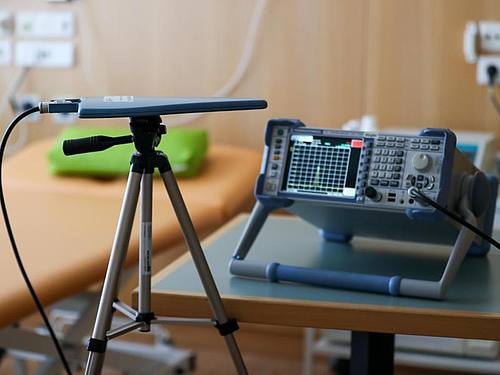 Ein Messsystem zur 5G-Funknetzplanung in einem Behandlungsraum im Helios-Klinikum. Foto: Jan Woitas/dpa