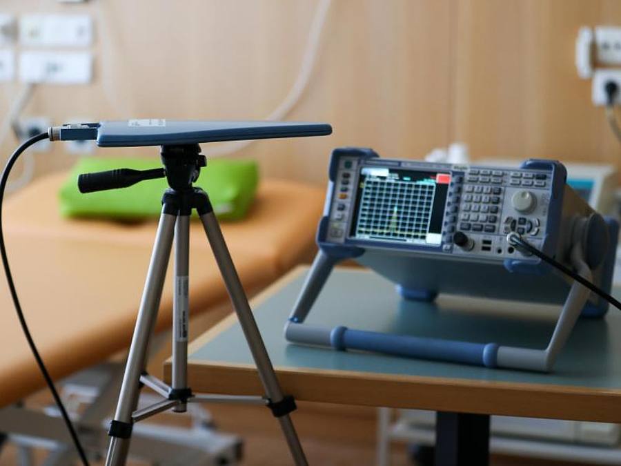Ein Messsystem zur 5G-Funknetzplanung in einem Behandlungsraum im Helios-Klinikum. Foto: Jan Woitas/dpa