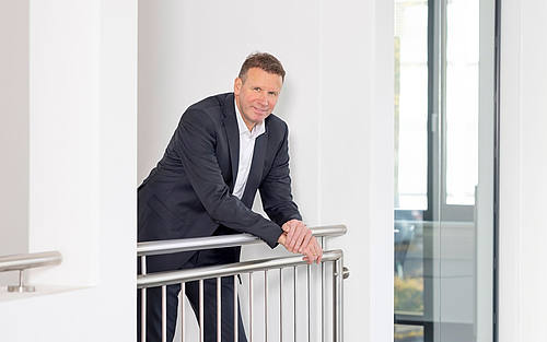 Ralf Siefen lehnt über einem Geländer
