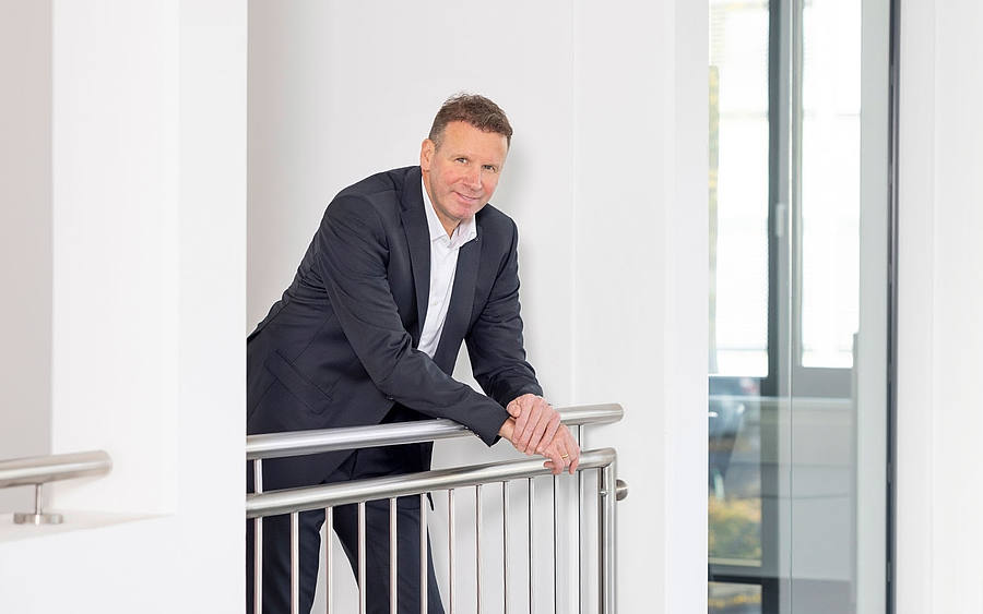 Ralf Siefen lehnt über einem Geländer