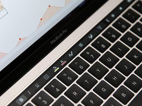 In den vergangenen Monaten hatten Profi-Nutzer zunehmend kritisiert, dass die teureren Pro-Versionen der Apple-Computer nicht die neuesten Prozessoren haben. Foto: Christoph Dernbach