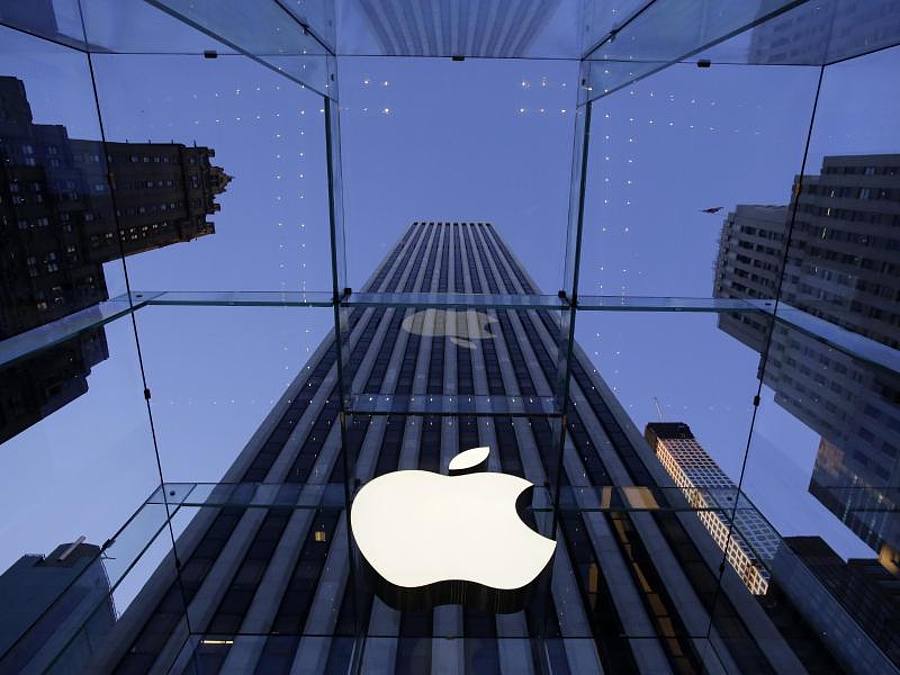 Das Logo von Apple hängt an dem Laden des Elektronikkonzerns in der Fith Avenue. Foto: Mark Lennihan/AP