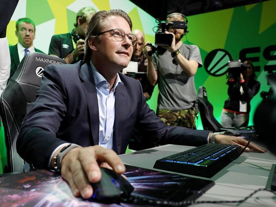 Andreas Scheuer, Bundesminister für Verkehr und digitale Infrastruktur, sitzt auf der Gamescom an einem Computerspiel. Foto: Oliver Berg