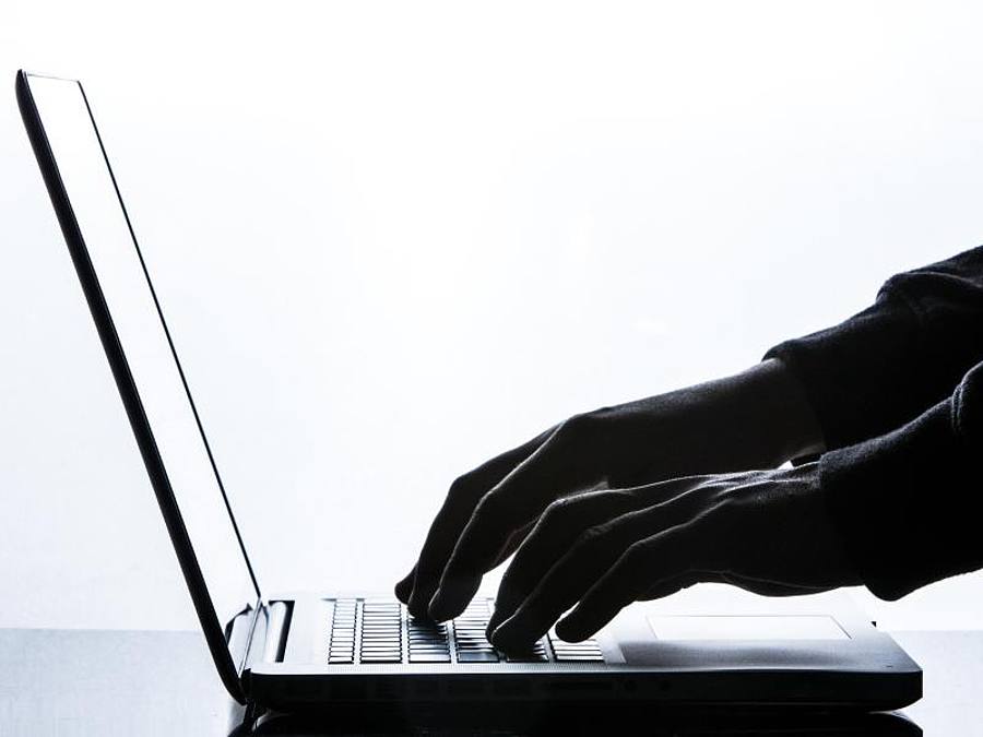 Ein Mann tippt auf einer Tastatur eines Laptops. Foto: Silas Stein/dpa/Symbolbild