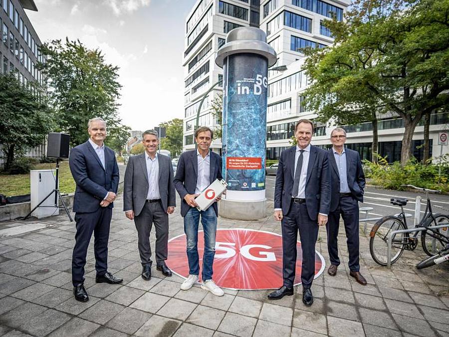 Vodafone setzt auf Litfaßsäulen, in die kleine 5G-Antennen eingebaut werden und von außen nicht sichtbar sind. Foto: Malte Krudewig/dpa