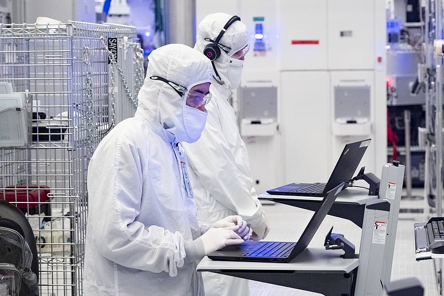 Arbeiter Chip-Fabrik
