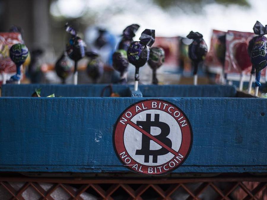 «Nein zum Bitcoin»: Einer Umfrage zufolge lehnen rund 70 Prozent der Salvadorianer das Bitcoin-Gesetz ab. Foto: Víctor Peña/dpa