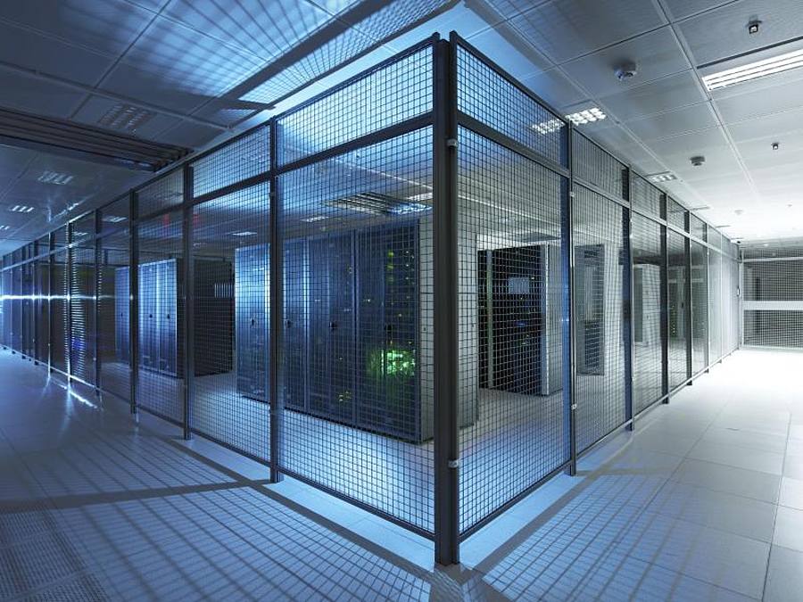 Besonders gesicherte Server im Cloud-Computing Rechenzentrum der T-Systems. Foto: Thomas Ollendorf/Deutsche Telekom AG/dpa