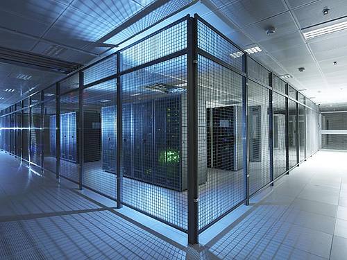 Besonders gesicherte Server im Cloud-Computing Rechenzentrum der T-Systems. Foto: Thomas Ollendorf/Deutsche Telekom AG/dpa