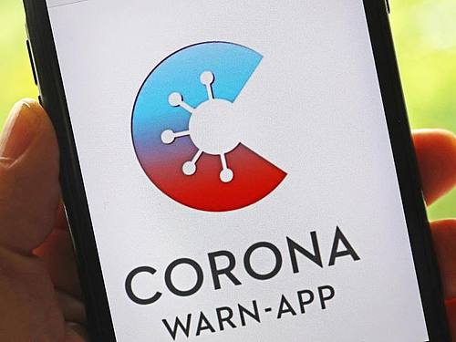 Die offizielle Corona-Warn-App ist auf einem Smartphone zu sehen. Foto: Oliver Berg/dpa