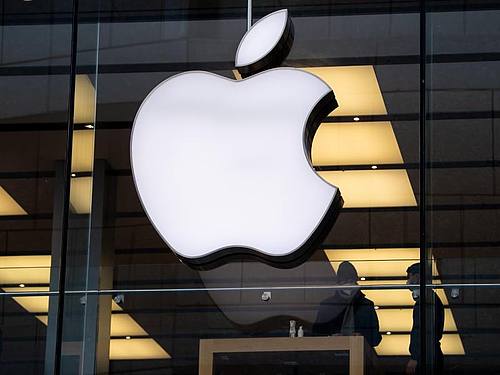 Das Logo des Technologieunternehmens Apple ist am Apple Store in der Innenstadt von München zu sehen. Foto: Sven Hoppe/dpa