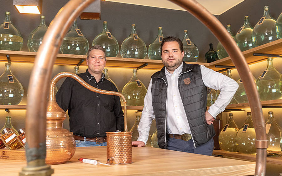 Edle Tropfen im gediegenem Ambiente bieten Tobias Maier (li.) und Mathias Pill in den Präsentationsräumen im oberbayrischem Hausham.