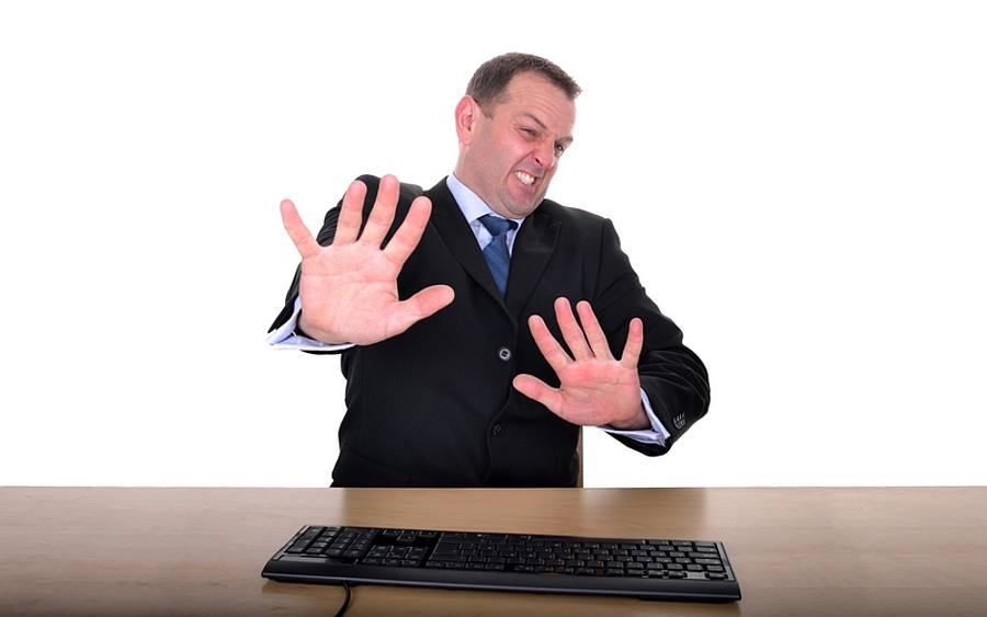 Erschreckter Mann vor Computer