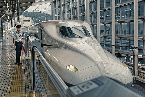 Shinkansen in japanischem Bahnhof