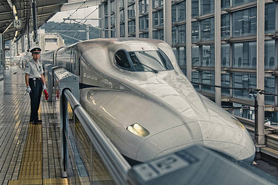 Shinkansen in japanischem Bahnhof