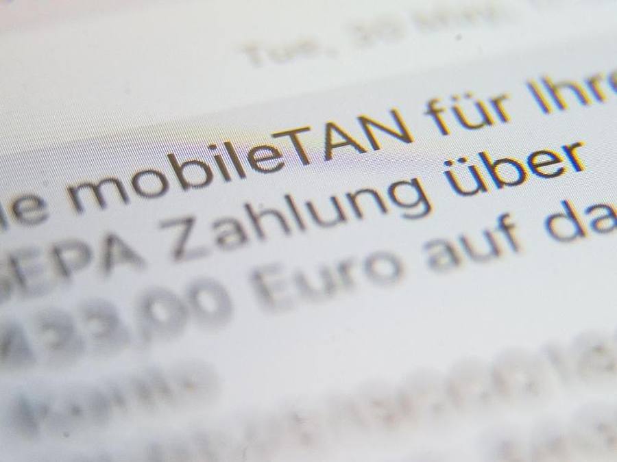 Eine SMS, in der eine sogenannte mobileTAN zur Verifikation von Banküberweisungen angezeigt wird, wird auf dem Display eines Handys angezeigt. Foto: picture alliance / Lino Mirgeler/dpa