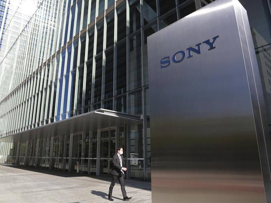 Die neue Spielekonsole Playstation 5 könnte angesichts der Halbleiter-Knappheit noch monatelang schwer zu bekommen sein. Foto: Koji Sasahara/AP/dpa