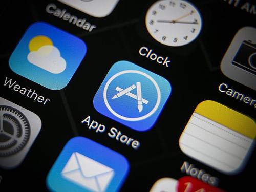 Das Icon des App Stores (M) auf dem Schirm eines iPhones.U»). Foto: Ritchie B. Tongo/EPA/dpa