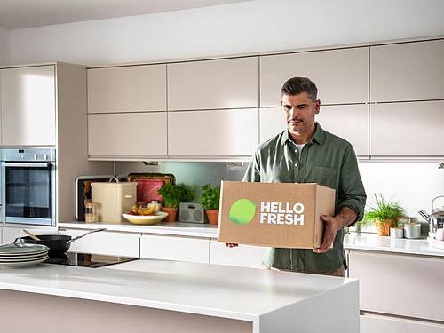 Der Online-Handel mit Lebensmitteln hängt aus Sicht des Kochboxversenders Hellofresh größeren Internetmärkten wie Elektronik oder Mode um Jahre hinterher. Foto: Ryan Dinham/HelloFresh SE /dpa