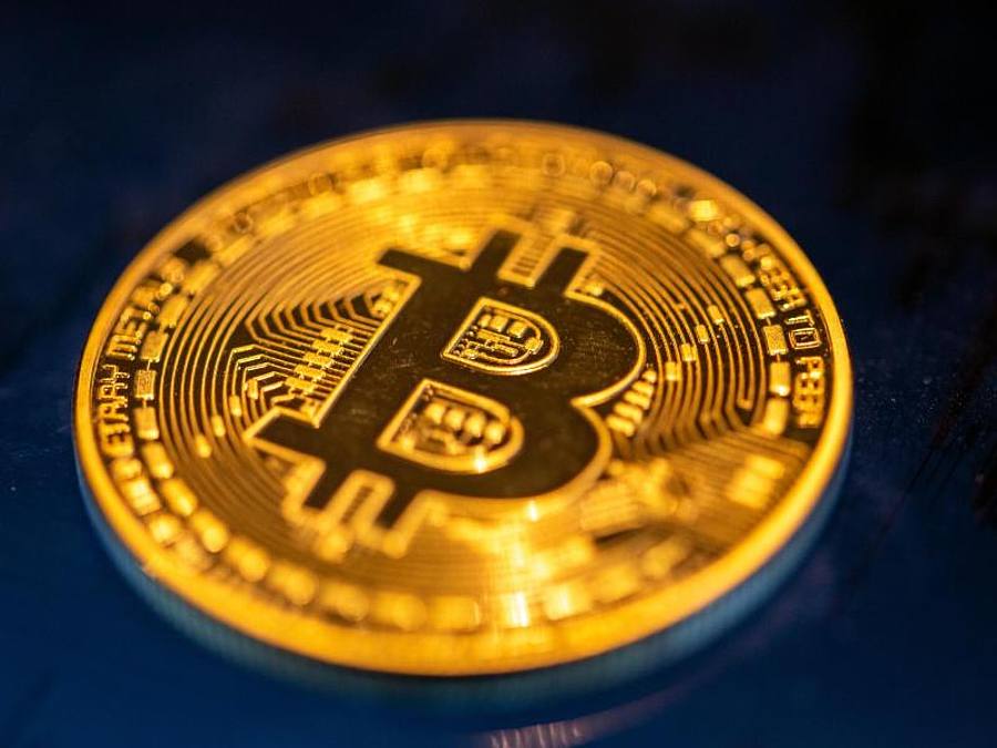 Eine Münze der Digitalwährung Bitcoin. Foto: Fernando Gutierrez-Juarez/dpa-Zentralbild/dpa