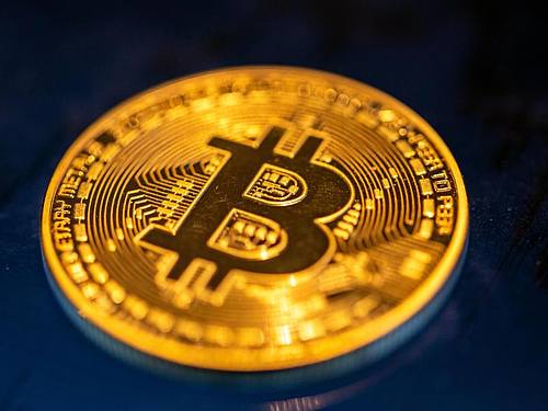 Eine Münze der Digitalwährung Bitcoin. Foto: Fernando Gutierrez-Juarez/dpa-Zentralbild/dpa