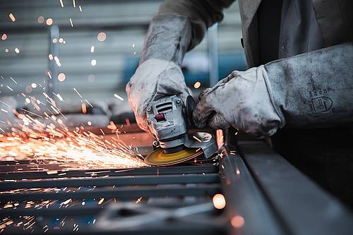 Schleifgerät und Arbeiter