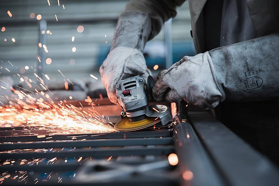 Arbeiter schweißt in Fabrik