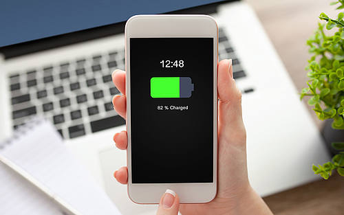 Ein Smartphone mit voll geladenem Akku