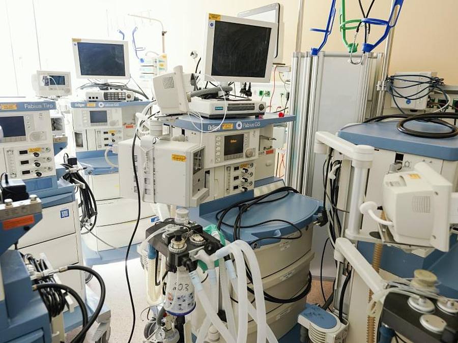 Beatmungsgeräte auf der Intensivstation des Universitätsklinikums. Für die Steuerung der Anlagen per Halbleiter hat Infineon einen Großauftrag erhalten. Foto: Uwe Anspach/dpa