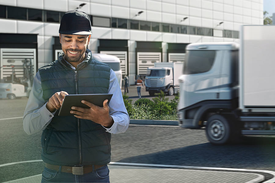 Logistikmitarbeiter vor Lieferwagen