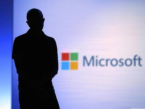 Satya Nadella, Vorstandsvorsitzender von Microsoft, 2018 während seiner Präsentation bei der Entwicklerkonferenz «Build» in Seattle. Foto: Elaine Thompson/AP/dpa